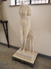 Tirage d'une statue de Vénus pudique du type de la Vénus Médicis dite Aphrodite Farnèse