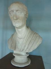 
Vue du buste;
Vue du buste