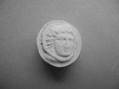 Tirage d'une monnaie : tête de trois quart face.