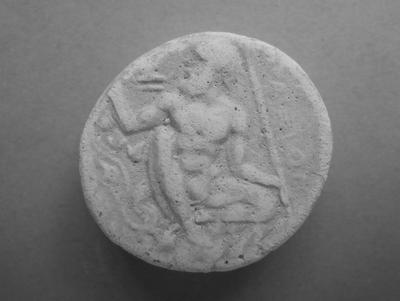 Tirage d'une monnaie : personnage anthropomorphe assis de face