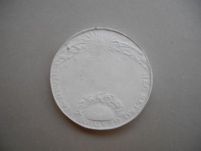 Tirage d'une médaille : un soleil émanant d'un zodiaque, la Terre cerclée de nuages