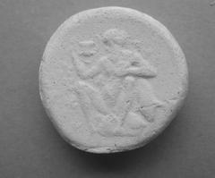 Tirage d'une monnaie : personnage anthropomorphe assis de face