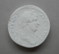 Tirage d'une monnaie : buste de Hadrien