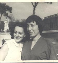 Franca Gandolfi et une femme dans le jardin de la Villa Médicis