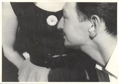 Visage d’homme de profil et buste de femme