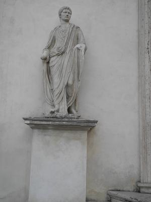 Homme en toge avec tête rapportée moderne d'Auguste
