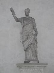 Statue féminine avec tête rapportée