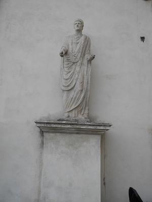 Relief funéraire avec homme en toge
