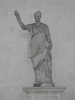 Statue féminine avec tête rapportée