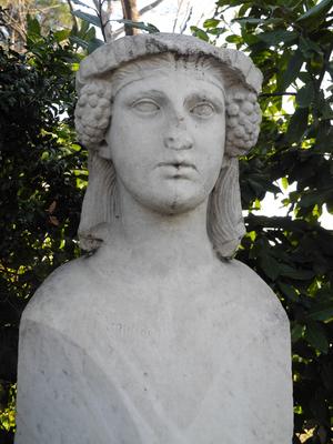 Hermès à tête de Ménade