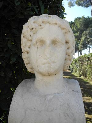Hermès à tête de jeune homme