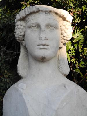 Hermès à tête de Ménade