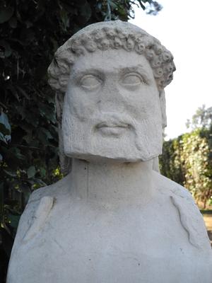 Hermès à tête de divinité archaïsante