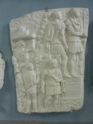 Tirage d'une plaque de la colonne trajane : Trajan harangue ses troupes